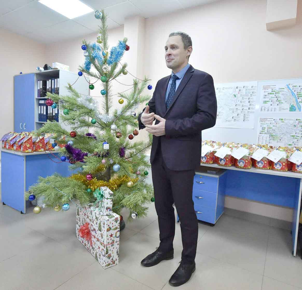 Новогодние подарки детям от депутата Омского городского Совета Сергея Валентиновича Грушичева для дома №1 по ул. Взлётная, 2022 г.