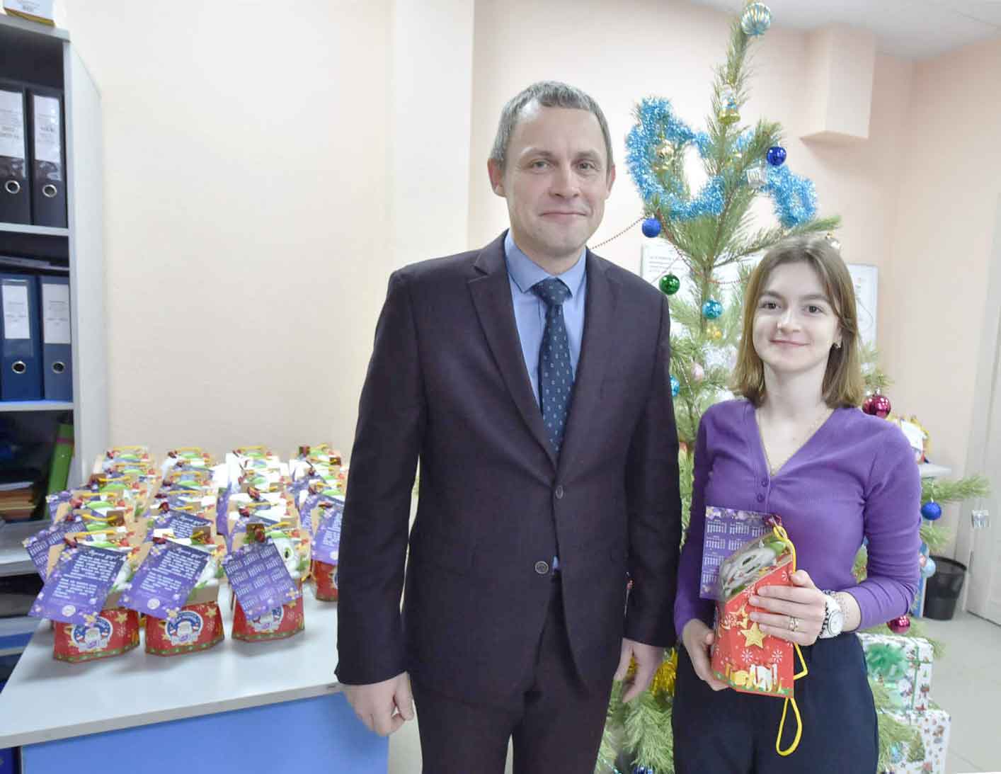 Новогодние подарки детям от депутата Омского городского Совета Сергея Валентиновича Грушичева для дома №1 по ул.
Взлётная, 2022 г.