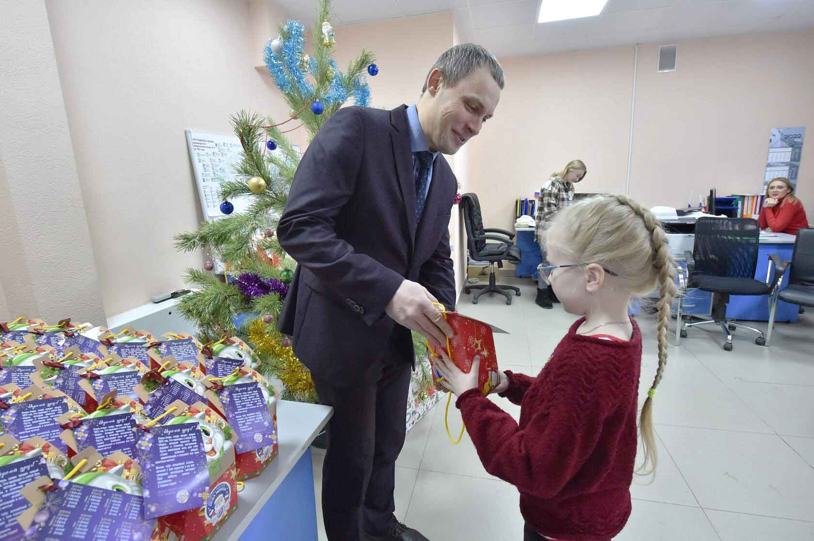 Новогодние подарки детям от депутата Омского городского Совета Сергея Валентиновича Грушичева для дома №1 по ул.
Взлётная, 2022 г.