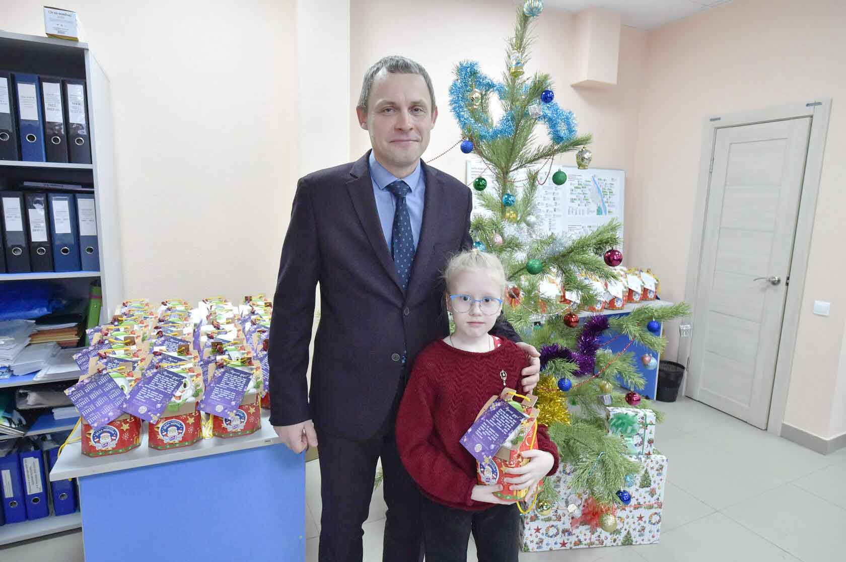 Новогодние подарки детям от депутата Омского городского Совета Сергея Валентиновича Грушичева для дома №1 по ул.
Взлётная, 2022 г.